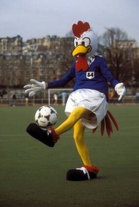 Peno, Maskottchen der EM 1984 jongliert mit dem offiziellen Adidas Tango Espana Spielball Fußball Herren EM 1984, Fotoshooting, Vdia Einzelbild Aufnahmedatum geschätzt Fußball Herren EM 1984, Fotoshooting, Vdia Einzelbild Aufnahmedatum geschätzt