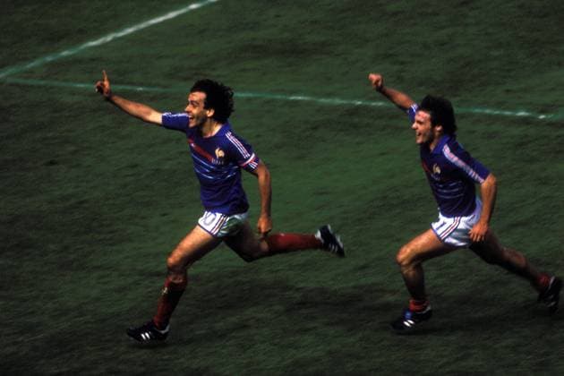 Michel Platini (li.) und Bruno Bellone (beide Frankreich) - Torjubel Fußball Länderspiel Herren EM 1984, Nationalmannschaft, Nationaltrikot Eröffnungsspiel Gruppe 1 Vdia Gruppe Paris Freude, Begeisterung, Fußball Länderspiel Herren EM 1984, Nationalmannschaft, Nationaltrikot Eröffnungsspiel Gruppe 1 Vdia Gruppe Paris Freude, Begeisterung,