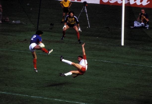 Preben Elkjaer Larsen (Dänemark, re.) - Seitfallzieher gegen Manuel Amoros (li.) und Torwart Joel Bats (beide Frankreich) Fußball Länderspiel Herren EM 1984, Nationalmannschaft, Nationaltrikot Eröffnungsspiel Gruppe 1 Frankreich - Dänemark 1:0 Vdia Totale Paris Dynamik, Abwehr, Fußball Länderspiel Herren EM 1984, Nationalmannschaft, Nationaltrikot Eröffnungsspiel Gruppe 1 Frankreich - Dänemark 1:0 Vdia Totale Paris Dynamik, Abwehr,