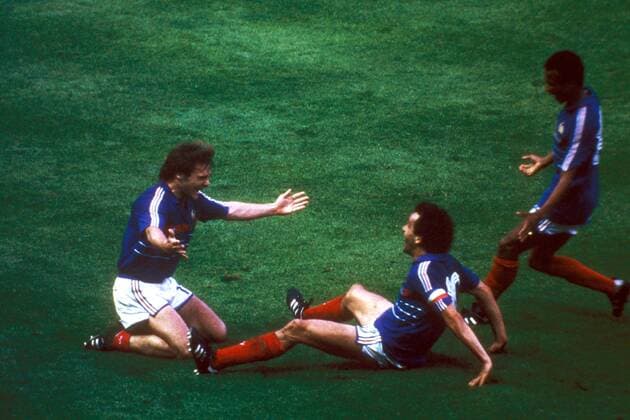 Fußball, EM Finale 1984 in Paris, Frankreich - Spanien Torjubel Frankreich, v.li.: Bruno Bellone, Michel Platini und Jean Tigana Fußball Länderspiel Herren EM 1984, Nationalmannschaft, Nationaltrikot, Finale, Endspiel Gruppe Paris Begeisterung, Freude, Fußball Länderspiel Herren EM 1984, Nationalmannschaft, Nationaltrikot, Finale, Endspiel Gruppe Paris Begeisterung, Freude,