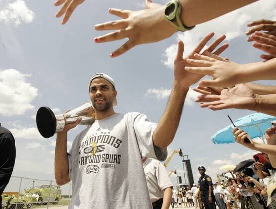 Tony Parker (San Antonio Spurs) präsentiert bei der Meisterfeier 2007 seine MVP Trophäe -  Basketball Herren NBA 2006 2007, San Antonio Spurs, Meisterfeier Feier feiern Siegesfeier Einzelbild San Antonio Freude, Basketball Herren NBA 2006 2007, San Antonio Spurs, Meisterfeier Feier feiern Siegesfeier Einzelbild San Antonio Freude,