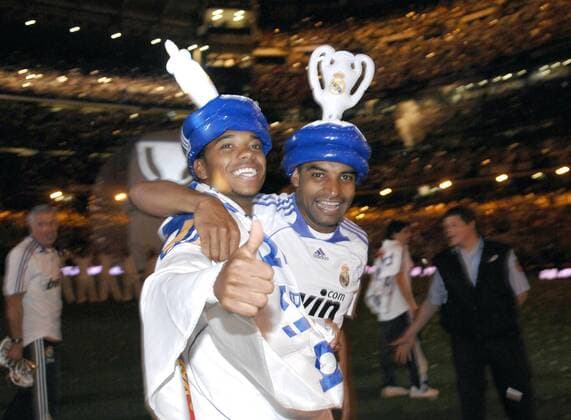 Robinho (li.) und Emerson (beide Real Madrid) feiern die Spanische Meisterschaft 2007 -  Fußball Herren Primera Division 2006 2007, 1. Spanische Liga, Real Madrid CF Gruppe Madrid Freude, Fußball Herren Primera Division 2006 2007, 1. Spanische Liga, Real Madrid CF Gruppe Madrid Freude,