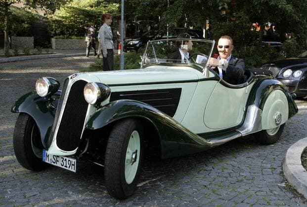 Miguel Angel Jimenez (Spanien) fährt in einem BMW 319 1 Oldtimer zur Auslosung der BMW Open 2007 vor Golf Herren Draw Party BMW Open 2007, European PGA Tour Gruppe München Golf Herren Draw Party BMW Open 2007, European PGA Tour Gruppe München