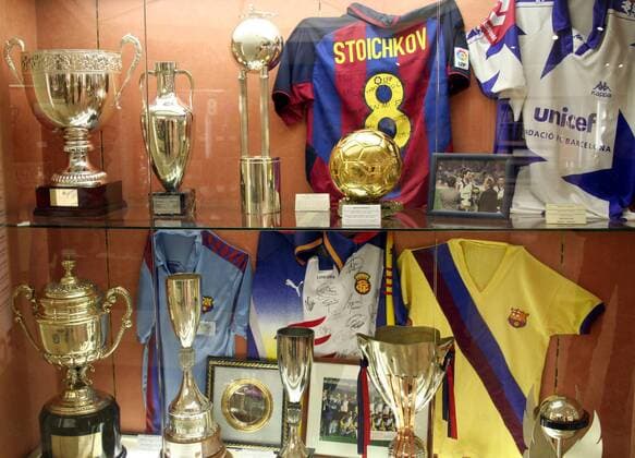 Historische Trikots und errungene Trophäen im Museum des FC Barcelona Fußball Herren Primera Division 2006 2007, 1. Spanische Liga, Barca, Fotostory Vereinsstory Einzelbild Pokalsammlung Trophäensammlung Sammlung o0 Erfolge Barcelona Hristo Stoichkov Stoitchkov Stoitchkow Fußball Herren Primera Division 2006 2007, 1. Spanische Liga, Barca, Fotostory Vereinsstory Einzelbild Pokalsammlung Trophäensammlung Sammlung o0 Erfolge Barcelona Hristo Stoichkov Stoitchkov Stoitchkow