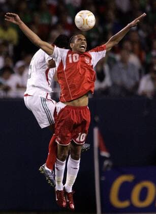 Aurelien Capoue (Guadeloupe, vorn) im Duell gegen Mexiko - (CHI2007062121) Fußball Länderspiel Herren CONCACAF Gold Cup 2007, Goldcup, Nationalteam, Nationaltrikot, Halbfinale, Mexiko - Guadeloupe 1:0 Gruppe Chicago Dynamik, Fußball Länderspiel Herren CONCACAF Gold Cup 2007, Goldcup, Nationalteam, Nationaltrikot, Halbfinale, Mexiko - Guadeloupe 1:0 Gruppe Chicago Dynamik,