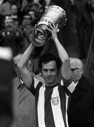 DFB Pokalsieger 1971 Bayern : Franz Beckenbauer präsentiert den Pokal Fußball 1. BL Herren DFB Pokal 1970 1971, Pokalspiel, FC Bayern München, Vneg Vsw Einzelbild Stuttgart Freude, Begeisterung, Fußball 1. BL Herren DFB Pokal 1970 1971, Pokalspiel, FC Bayern München, Vneg Vsw Einzelbild Stuttgart Freude, Begeisterung,