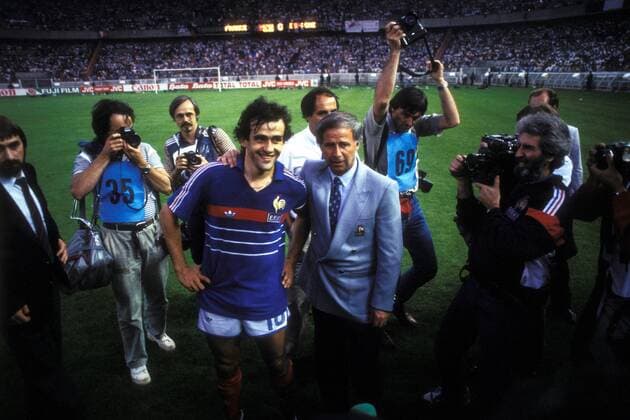 Europameister 1984 Frankreich - Michel Platini (vorn li.) und Nationaltrainer Michel Hidalgo posieren vor den Fotografen Fußball Länderspiel Herren EM 1984, Nationalmannschaft, Nationaltrikot Finale Endspiel, Vdia Gruppe Paris Freude, Fußball Länderspiel Herren EM 1984, Nationalmannschaft, Nationaltrikot Finale Endspiel, Vdia Gruppe Paris Freude,