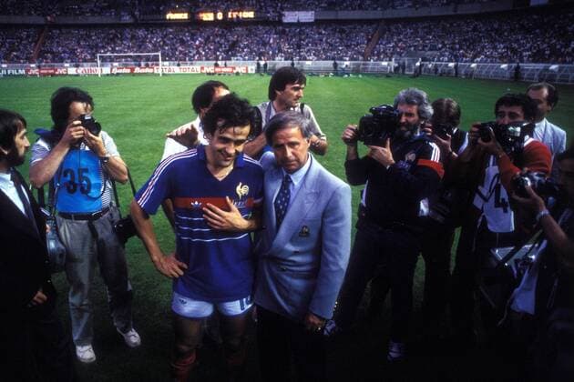 Europameister 1984 Frankreich - Michel Platini (li.) und Nationaltrainer Michel Hidalgo (re.) inmitten der Fotografen Fußball Länderspiel Herren EM 1984, Nationalmannschaft, Nationaltrikot Finale Endspiel, Vdia Gruppe Paris Freude, Fußball Länderspiel Herren EM 1984, Nationalmannschaft, Nationaltrikot Finale Endspiel, Vdia Gruppe Paris Freude,