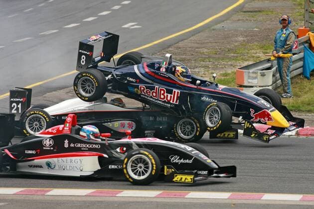 Crash - Edoardo Piscopo (Italien ASL Mücke Motorsport) überfliegt mit seinem Boliden Cyndie Allemann (Schweiz Manor Motorsport beide Mercedes) - (Serie 3 3) Motorsport Formel 3 Euroserie 2007, Euroseries, Euro Series, F3, F Gruppe Norisring Nürnberg Motorsport Formel 3 Euroserie 2007, Euroseries, Euro Series, F3, F Gruppe Norisring Nürnberg