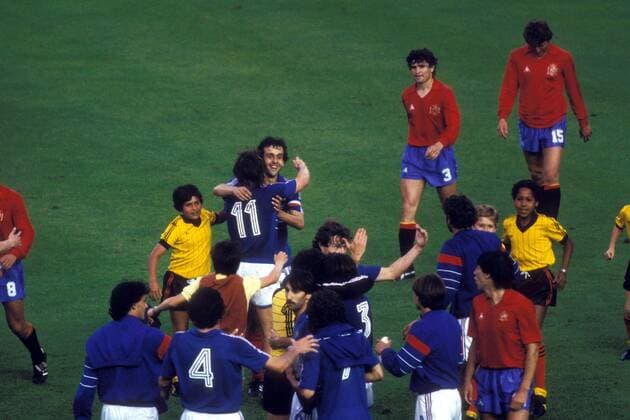Europameister 1984 Frankreich - Jose Antonio Camacho (Spanien, hi.2.v.re.) beobachtet enttäuscht den Schlußjubel u.a. mit Michel Platini (hi.2.v.li.) Fußball Länderspiel Herren EM 1984, Nationalmannschaft, Nationaltrikot Finale Endspiel Frankreich - Spanien 2:0 Vdia Totale Paris Freude, Begeisterung, Fußball Länderspiel Herren EM 1984, Nationalmannschaft, Nationaltrikot Finale Endspiel Frankreich - Spanien 2:0 Vdia Totale Paris Freude, Begeisterung,