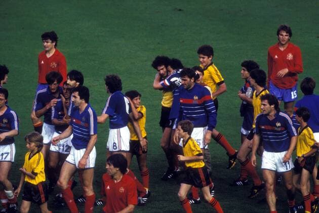 Fußball, EM Finale 1984 in Paris, Frankreich - Spanien Europameister 1984 Frankreich - Schlußjubel vor den Augen von Jose Antonio Camacho (hi.li.) und Roberto Fernandez Bonillo (beide Spanien, hi.re.) Fußball Länderspiel Herren EM 1984, Nationalmannschaft, Nationaltrikot Finale Endspiel Frankreich - Spanien 2:0 Vdia Totale Paris Freude, Begeisterung, Enttäuschung, Fußball Länderspiel Herren EM 1984, Nationalmannschaft, Nationaltrikot Finale Endspiel Frankreich - Spanien 2:0 Vdia Totale Paris Freude, Begeisterung, Enttäuschung,