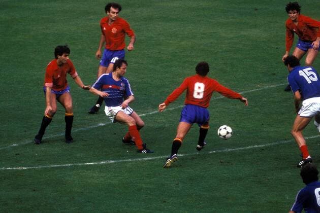 Fußball, EM Finale 1984 in Paris, Frankreich - Spanien Bernard Lacombe (Frankreich, vorn 2.v.li.) gegen Salva (li.), Ricardo Gallego (hi.li.) und Jose Antonio Camacho (alle Spanien, hi.re.) schaue zu Fußball Länderspiel Herren EM 1984, Nationalmannschaft, Nationaltrikot Finale Endspiel Frankreich - Spanien 2:0 Vdia Gruppe Paris Dynamik, Fußball Länderspiel Herren EM 1984, Nationalmannschaft, Nationaltrikot Finale Endspiel Frankreich - Spanien 2:0 Vdia Gruppe Paris Dynamik,