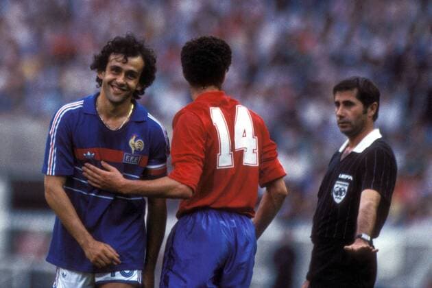 Fußball, EM Finale 1984 in Paris, Frankreich - Spanien Michel Platini (Frankreich, li.) belächelt die Entscheidung von FIFA Schiedsrichter Vojtech Christov (CSSR) Fußball Länderspiel Herren EM 1984, Nationalmannschaft, Nationaltrikot Finale Endspiel Frankreich - Spanien 2:0 Vdia Gruppe Paris Fußball Länderspiel Herren EM 1984, Nationalmannschaft, Nationaltrikot Finale Endspiel Frankreich - Spanien 2:0 Vdia Gruppe Paris