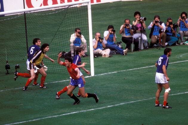 Fußball, EM Finale 1984 in Paris, Frankreich - Spanien Javi Lopez (Spanien, vorn li.) beschwert sich lautstark während Frankreichs Defensive sich weiter konzentriert v.li.: Patrick Battiston, Torwart Joel Bats, Luis Fernandez und Yvon Le Roux Fußball Länderspiel Herren EM 1984, Nationalmannschaft, Nationaltrikot Finale Endspiel Frankreich - Spanien 2:0 Vdia Totale Paris Wut, Spannung, Fußball Länderspiel Herren EM 1984, Nationalmannschaft, Nationaltrikot Finale Endspiel Frankreich - Spanien 2:0 Vdia Totale Paris Wut, Spannung,