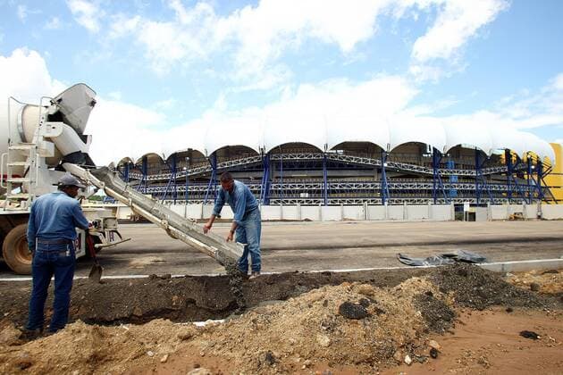 Vor Beginn der Copa America 2007 sind noch einige Bauarbeiten vor dem Stadion Cachamay in Puerto Ordaz zu erledigen Fußball Länderspiel Herren Copa America 2007, Amerika, Südamerikameisterschaft, Südamerika Meisterschaft Gruppe Cachamay, Bagger, Baustelle Puerto Ordaz, Straßenbau Fußball Länderspiel Herren Copa America 2007, Amerika, Südamerikameisterschaft, Südamerika Meisterschaft Gruppe Cachamay, Bagger, Baustelle Puerto Ordaz, Straßenbau