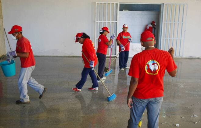 Reinigungskolonne säubert den Innenbereich im Stadion Cachamay in Puerto Ordaz Fußball Länderspiel Herren Copa America 2007, Amerika, Südamerikameisterschaft, Südamerika Meisterschaft Gruppe Puerto Ordaz Fußball Länderspiel Herren Copa America 2007, Amerika, Südamerikameisterschaft, Südamerika Meisterschaft Gruppe Puerto Ordaz