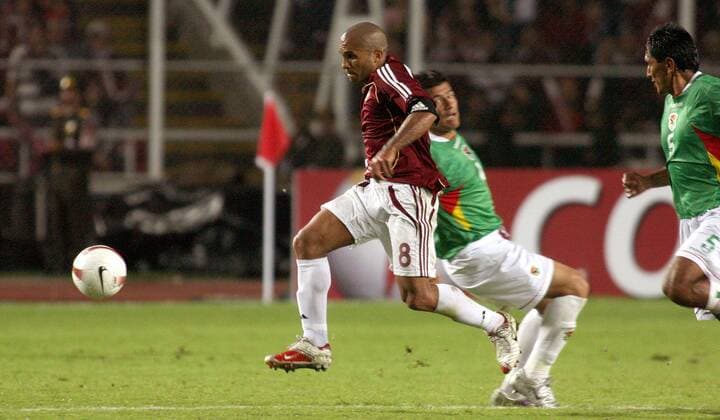 Luis Vera (Venezuela, li.) im Duell - Fußball Länderspiel Herren Copa America 2007, Amerika, Südamerikameisterschaft, Südamerika Meisterschaft, Nationalteam Gruppe Nationaltrikot Venezuela - Bolivien 2:2 San Cristobal Dynamik, Fußball Länderspiel Herren Copa America 2007, Amerika, Südamerikameisterschaft, Südamerika Meisterschaft, Nationalteam Gruppe Nationaltrikot Venezuela - Bolivien 2:2 San Cristobal Dynamik,