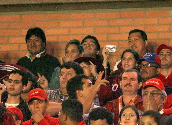 Hoher Besuch bei der Copa America 2007, hi.v.li.: Staatspräsident Evo Morales (Bolivien), Diego Armando Maradona (Argentinien) und Staatspräsident Hugo Chavez (Venezuela) - Fußball Länderspiel Herren Copa America 2007, Amerika, Südamerikameisterschaft, Südamerika Meisterschaft, Nationalteam Totale San Cristobal Fußball Länderspiel Herren Copa America 2007, Amerika, Südamerikameisterschaft, Südamerika Meisterschaft, Nationalteam Totale San Cristobal