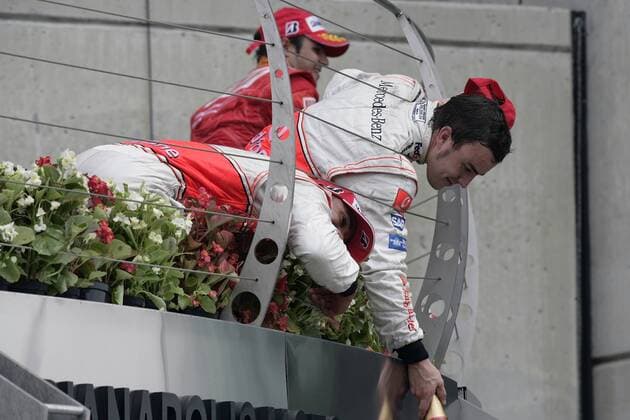 Siegerehrung Großer Preis von USA 2007: Zweiter Fernando Alonso (Spanien, re.) und Lewis Hamilton (England beide McLaren Mercedes) reichen ihrer Crew die Champagnerflasche runter Motorsport Grand Prix Herren Großer Preis von USA 2007, Formel 1 Weltmeisterschaft, F1, F, GP, WM Einzelbild Indianapolis Motor Speedway Indianapolis Motorsport Grand Prix Herren Großer Preis von USA 2007, Formel 1 Weltmeisterschaft, F1, F, GP, WM Einzelbild Indianapolis Motor Speedway Indianapolis
