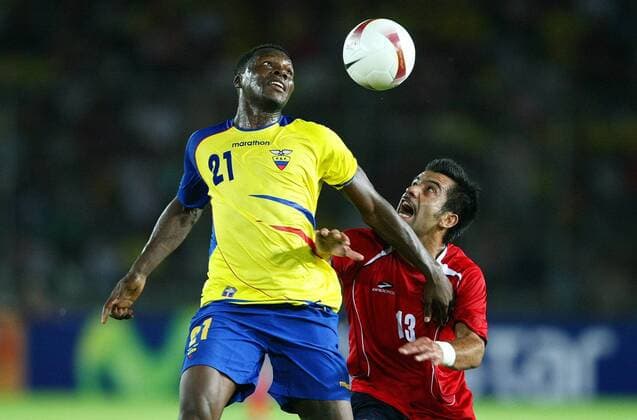 Carlos Tenorio (Ecuador, li.) gegen Jorge Vargas (Chile) Fußball Länderspiel Herren Copa America 2007, Amerika, Südamerikameisterschaft, Südamerika Meisterschaft, Nationalteam Gruppe Puerto Ordaz Fußball Länderspiel Herren Copa America 2007, Amerika, Südamerikameisterschaft, Südamerika Meisterschaft, Nationalteam Gruppe Puerto Ordaz