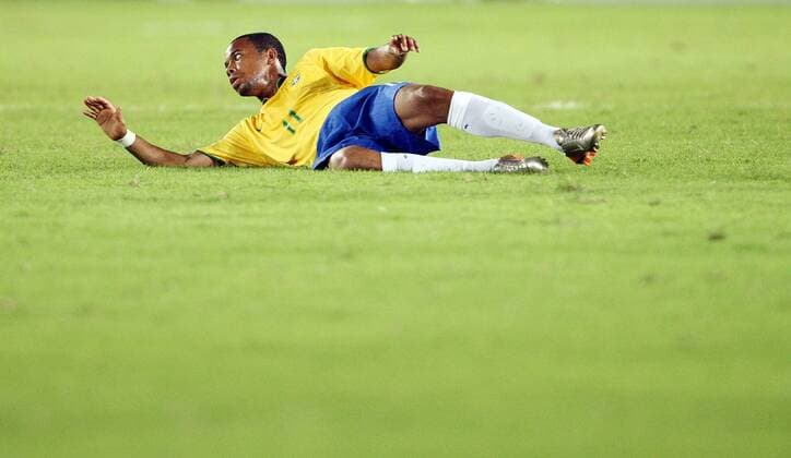 Robinho (Brasilien) am Boden Fußball Länderspiel Herren Copa America 2007, Amerika, Südamerikameisterschaft, Südamerika Meisterschaft, Nationalteam Einzelbild Puerto Ordaz Fußball Länderspiel Herren Copa America 2007, Amerika, Südamerikameisterschaft, Südamerika Meisterschaft, Nationalteam Einzelbild Puerto Ordaz