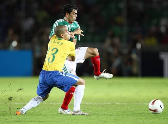 Nery Alberto Castillo (Mexiko, hi.) gegen Daniel Alves (Brasilien) Fußball Länderspiel Herren Copa America 2007, Amerika, Südamerikameisterschaft, Südamerika Meisterschaft, Nationalteam Gruppe Puerto Ordaz Fußball Länderspiel Herren Copa America 2007, Amerika, Südamerikameisterschaft, Südamerika Meisterschaft, Nationalteam Gruppe Puerto Ordaz