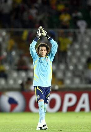 Torwart Guillermo Ochoa (Mexiko) bedankt sich bei den Anhängern Fußball Länderspiel Herren Copa America 2007, Amerika, Südamerikameisterschaft, Südamerika Meisterschaft, Nationalteam Einzelbild Puerto Ordaz Fußball Länderspiel Herren Copa America 2007, Amerika, Südamerikameisterschaft, Südamerika Meisterschaft, Nationalteam Einzelbild Puerto Ordaz