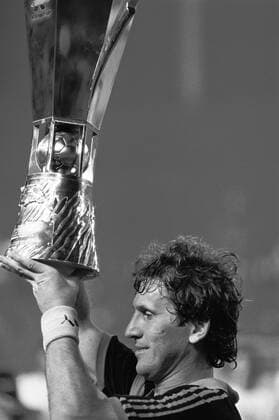 Zico (Flamengo Rio de Janeiro) präsentiert während der Siegerehrung die Trophäe des Kirin Cups 1988 -  (200504131544144) Fußball Herren Kirin Cup 1988, CR Flamengo Rio de Janeiro RJ, Brasilien Liga, Vdia Vsw Einzelbild Tokyo Tokio Freude, Fußball Herren Kirin Cup 1988, CR Flamengo Rio de Janeiro RJ, Brasilien Liga, Vdia Vsw Einzelbild Tokyo Tokio Freude,