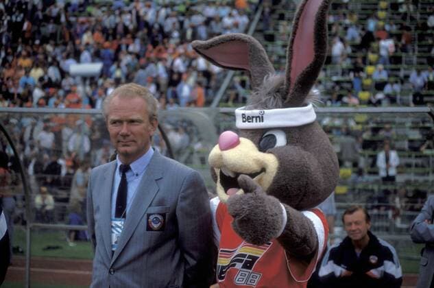 Fußball, EM Finale 1988 in München, Niederlande - Sowjetunion 2:0 Nationaltrainer Valeri Lobanovsky (UdSSR) neben Berni, Maskottchen der EM 1988 Fußball Länderspiel Herren EM 1988, Nationalmannschaft, Finale Endspiel, SU, Vdia Gruppe München Komik, Fußball Länderspiel Herren EM 1988, Nationalmannschaft, Finale Endspiel, SU, Vdia Gruppe München Komik,
