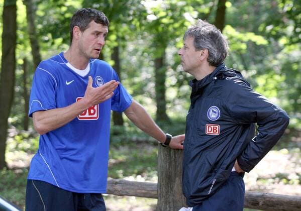 Jugendtrainer Hendrik Herzog (li.) im Gespräch mit Trainer Lucien Favre (beide Hertha) Fußball 1. BL Herren Saison 2007 2008, Saisonvorbereitung, Vorbereitung, Training, Hertha BSC Berlin Gruppe Berlin Nachdenklichkeit, Fußball 1. BL Herren Saison 2007 2008, Saisonvorbereitung, Vorbereitung, Training, Hertha BSC Berlin Gruppe Berlin Nachdenklichkeit,