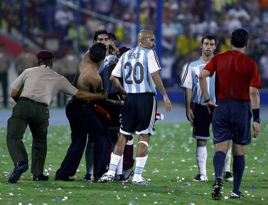 Ein Fan hat den Platz erreicht und umarmt Roberto Fabian Ayala (3.v.re.), daneben Juan Sebastian Veron beide Argentinien, Mitte) Fußball Länderspiel Herren Copa America 2007, Amerika, Südamerikameisterschaft, Südamerika Meisterschaft, Nationalteam Gruppe Maracaibo Fußball Länderspiel Herren Copa America 2007, Amerika, Südamerikameisterschaft, Südamerika Meisterschaft, Nationalteam Gruppe Maracaibo