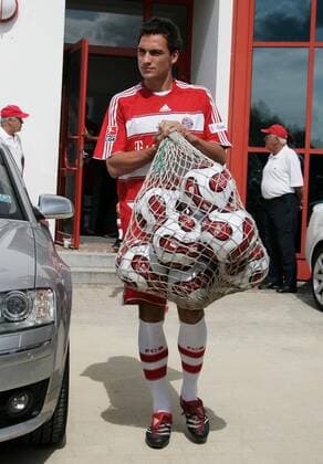 Mats Hummels (Bayern) auf dem Weg zum Platz Fußball 1. BL Herren Saison 2007 2008, Trainingsauftakt, Training, Saisonvorbereitung, Vorbereitung, FC Bayern München Einzelbild München Fußball 1. BL Herren Saison 2007 2008, Trainingsauftakt, Training, Saisonvorbereitung, Vorbereitung, FC Bayern München Einzelbild München