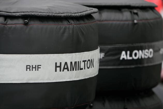 Vertauschte Stallorder: Die Reifenlagen von Lewis Hamilton (England) drängen die von Fernando Alonso (Spanien beide McLaren Mercedes) zurück Motorsport Grand Prix Herren Großer Preis von Frankreich 2007, Formel 1 Weltmeisterschaft, F1, F, GP, WM Gruppe Magny Cours Motorsport Grand Prix Herren Großer Preis von Frankreich 2007, Formel 1 Weltmeisterschaft, F1, F, GP, WM Gruppe Magny Cours