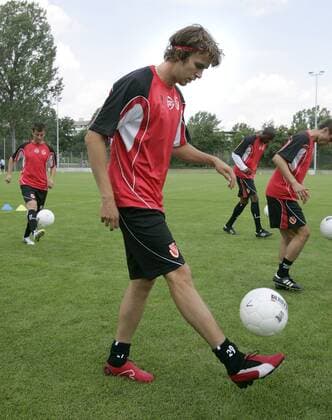 Dennis Sörensen (Cottbus) jongliert den Ball Fußball 1. BL Herren Saison 2007 2008, Trainingsauftakt, Training, Saisonvorbereitung, Saison, FC Energie Cottbus Einzelbild Cottbus Fußball 1. BL Herren Saison 2007 2008, Trainingsauftakt, Training, Saisonvorbereitung, Saison, FC Energie Cottbus Einzelbild Cottbus