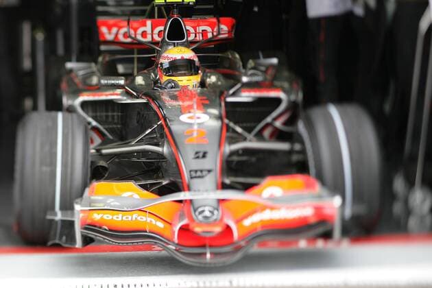 Lewis Hamilton (England McLaren Mercedes) verlässt in seinem Boliden die Box - Motorsport Grand Prix Herren Großer Preis von Frankreich 2007, Formel 1 Weltmeisterschaft, F1, F, GP, WM, Qualifying Einzelbild Magny Cours Motorsport Grand Prix Herren Großer Preis von Frankreich 2007, Formel 1 Weltmeisterschaft, F1, F, GP, WM, Qualifying Einzelbild Magny Cours