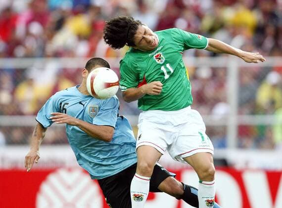 Diego Cabrera Flores (Bolivien, re.) gegen Maximiliano Pereira (Uruguay) Fußball Länderspiel Herren Copa America 2007, Amerika, Südamerikameisterschaft, Südamerika Meisterschaft, Nationalteam Gruppe San Cristobal Fußball Länderspiel Herren Copa America 2007, Amerika, Südamerikameisterschaft, Südamerika Meisterschaft, Nationalteam Gruppe San Cristobal