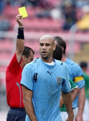 Carlos Diogo (Uruguay) bekommt die gelbe Karte gezeigt - Fußball Länderspiel Herren Copa America 2007, Amerika, Südamerikameisterschaft, Südamerika Meisterschaft, Nationalteam Einzelbild San Cristobal Enttäuschung, Fußball Länderspiel Herren Copa America 2007, Amerika, Südamerikameisterschaft, Südamerika Meisterschaft, Nationalteam Einzelbild San Cristobal Enttäuschung,