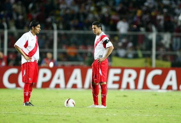 Jose Paolo Guerrero (li.) und Claudio Pizarro (beide Peru) - Anstoß Fußball Länderspiel Herren Copa America 2007, Amerika, Südamerikameisterschaft, Südamerika Meisterschaft, Nationalteam Gruppe San Cristobal Fußball Länderspiel Herren Copa America 2007, Amerika, Südamerikameisterschaft, Südamerika Meisterschaft, Nationalteam Gruppe San Cristobal