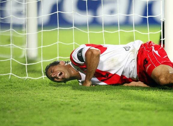 Claudio Pizarro (Peru) krümmt sich vor Schmerzen am Boden Fußball Länderspiel Herren Copa America 2007, Amerika, Südamerikameisterschaft, Südamerika Meisterschaft, Nationalteam Einzelbild San Cristobal Fußball Länderspiel Herren Copa America 2007, Amerika, Südamerikameisterschaft, Südamerika Meisterschaft, Nationalteam Einzelbild San Cristobal