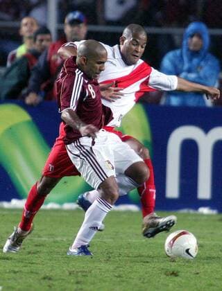Luis Vera (Venezuela, li.) gegen Alberto Rodriguez (Peru) - Fußball Länderspiel Herren Copa America 2007, Amerika, Südamerikameisterschaft, Südamerika Meisterschaft, Nationalteam Gruppe San Cristobal Dynamik, Fußball Länderspiel Herren Copa America 2007, Amerika, Südamerikameisterschaft, Südamerika Meisterschaft, Nationalteam Gruppe San Cristobal Dynamik,