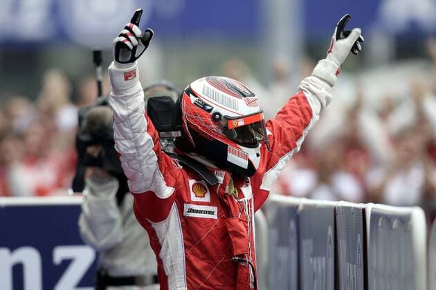 Kimi Räikkönen (Finnland Ferrari) bejubelt seinen Sieg beim GP von Frankreich 2007 Motorsport Grand Prix Herren Großer Preis von Frankreich 2007, Formel 1 Weltmeisterschaft, F1, F, GP, WM Einzelbild Magny Cours Freude, Motorsport Grand Prix Herren Großer Preis von Frankreich 2007, Formel 1 Weltmeisterschaft, F1, F, GP, WM Einzelbild Magny Cours Freude,