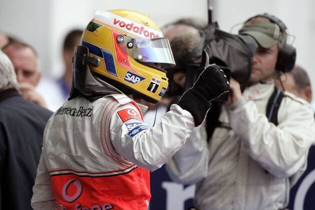 Lewis Hamilton (England McLaren Mercedes) jubelt über den dritten Platz beim GP von Frankreich 2007 Motorsport Grand Prix Herren Großer Preis von Frankreich 2007, Formel 1 Weltmeisterschaft, F1, F, GP, WM Einzelbild Magny Cours Freude, Motorsport Grand Prix Herren Großer Preis von Frankreich 2007, Formel 1 Weltmeisterschaft, F1, F, GP, WM Einzelbild Magny Cours Freude,