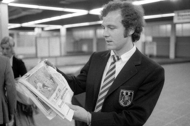 Europameister Franz Beckenbauer (BR Deutschland) studiert bei der Ankunft die Schlagzeilen der deutschen Presse Fußball Herren EM 1972, Nationalmannschaft, BRD Einzelbild München Fußball Herren EM 1972, Nationalmannschaft, BRD Einzelbild München
