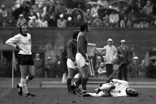 Horst Dieter Höttges (re.) liegt mit Schmerzen am Boden, daneben Günter Netzer (beide BR Deutschland, li.) und Norman Hunter (England) Fußball Länderspiel Herren EM 1972, Nationalmannschaft, Nationaltrikot, Viertelfinale, BRD - England 0:0 Gruppe Berlin Fußball Länderspiel Herren EM 1972, Nationalmannschaft, Nationaltrikot, Viertelfinale, BRD - England 0:0 Gruppe Berlin