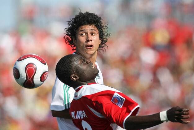 Julio Cesar Dominguez (Mexiko U20, hinten) gegen Pa Modou Jagne (Gambia) Fußball Länderspiel Herren U 20 WM 2007, Gruppe C, Nationalmannschaft, Nationaltrikot, Gambia U20 - Mexiko U20 Gruppe Toronto Dynamik, Fußball Länderspiel Herren U 20 WM 2007, Gruppe C, Nationalmannschaft, Nationaltrikot, Gambia U20 - Mexiko U20 Gruppe Toronto Dynamik,