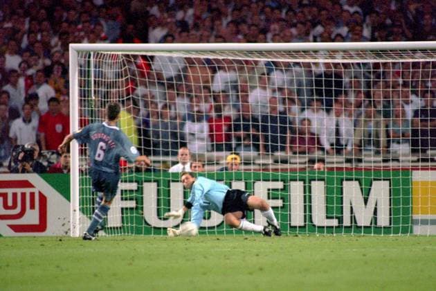 Torwart Andreas Köpke (Deutschland) hält im Elfmeterschießen gegen Gareth Southgate (England) - es bleibt beim 5:5 Fußball Länderspiel Herren EM 1996, Nationalmannschaft, Nationaltrikot, Halbfinale, Deutschland - England 7:6 n.E., 6:5 i.E. Totale London Abwehr, Dynamik, Fußball Länderspiel Herren EM 1996, Nationalmannschaft, Nationaltrikot, Halbfinale, Deutschland - England 7:6 n.E., 6:5 i.E. Totale London Abwehr, Dynamik,