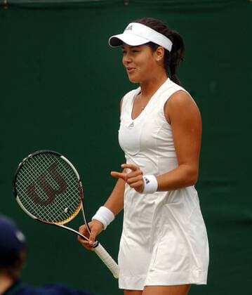 Ana Ivanovic (Serbien) zeigt, wie knapp es ihrer Meinung nach war -  Tennis Damen All England Championship 2007, Grand Slam, WTA Tour Einzelbild Wimbledon London Tennis Damen All England Championship 2007, Grand Slam, WTA Tour Einzelbild Wimbledon London