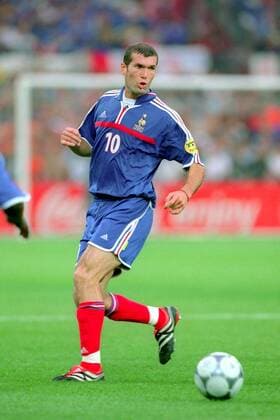 Zinedine Zidane (Frankreich) am Ball Fußball Länderspiel Herren EM 2000, Nationalmannschaft, Nationaltrikot, Finale, Endspiel Einzelbild Rotterdam Dynamik, Fußball Länderspiel Herren EM 2000, Nationalmannschaft, Nationaltrikot, Finale, Endspiel Einzelbild Rotterdam Dynamik,