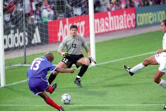 Sylvain Wiltord (Frankreich, li.) zieht ab und trifft gegen Torwart Francesco Toldo in letzter Minute zum 1:1, daneben kommt Alessandro Nesta (beide Italien) zu spät Fußball Länderspiel Herren EM 2000, Nationalmannschaft, Nationaltrikot, Finale, Endspiel, Frankreich - Italien 2:1 n.V. Gruppe Rotterdam Dynamik, Fußball Länderspiel Herren EM 2000, Nationalmannschaft, Nationaltrikot, Finale, Endspiel, Frankreich - Italien 2:1 n.V. Gruppe Rotterdam Dynamik,