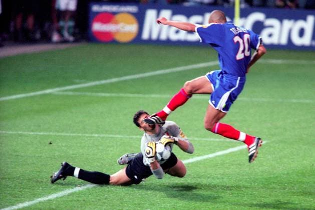 Fußball, EM Finale 2000 in Rotterdam, Frankreich - Italien 2-1 n.V. David Trezeguet (Frankreich) zieht gegen Torwart Francesco Toldo (Italien) voll durch, obwohl dieser den Ball sicher hat Fußball Länderspiel Herren EM 2000, Nationalmannschaft, Nationaltrikot, Finale, Endspiel, Frankreich - Italien 2:1 n.V. Gruppe Rotterdam Abwehr, Dynamik, Kampf, Fußball Länderspiel Herren EM 2000, Nationalmannschaft, Nationaltrikot, Finale, Endspiel, Frankreich - Italien 2:1 n.V. Gruppe Rotterdam Abwehr, Dynamik, Kampf,